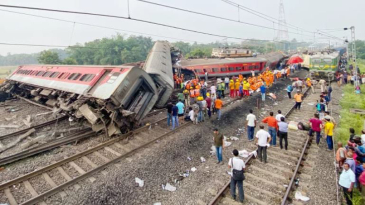 ভারতে ভয়াবহ ট্রেন দুর্ঘটনায় নিহত বেড়ে ২৮৮ ভারতে ভয়াবহ ট্রেন দুর্ঘটনায় নিহত বেড়ে ২৮৮