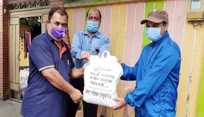 ঠাকুরগাঁওয়ে ৬৯২ পরিবারের মাঝে ঈদ উপহার বিতরণ
