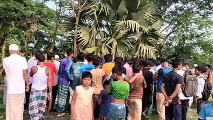 মাঠের গর্তে নারী ও দুই শিশুর ক্ষতবিক্ষত মরদেহ মাঠের গর্তে নারী ও দুই শিশুর ক্ষতবিক্ষত মরদেহ