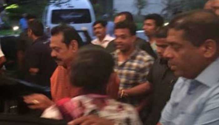 টেম্পল ট্রি ছেড়েছেন মাহিন্দা রাজাপাকসে টেম্পল ট্রি ছেড়েছেন মাহিন্দা রাজাপাকসে