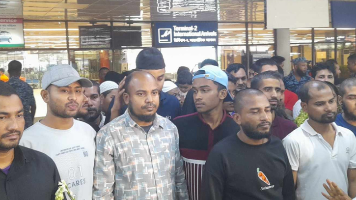 দেশে ফিরলেন আমিরাতে ক্ষমা পাওয়া আরও ২৬ প্রবাসী দেশে ফিরলেন আমিরাতে ক্ষমা পাওয়া আরও ২৬ প্রবাসী