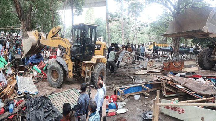 সোহরাওয়ার্দী উদ্যানে উচ্ছেদ অভিযান : গুঁড়িয়ে দিচ্ছে অবৈধ দোকানপাট সোহরাওয়ার্দী উদ্যানে উচ্ছেদ অভিযান : গুঁড়িয়ে দিচ্ছে অবৈধ দোকানপাট