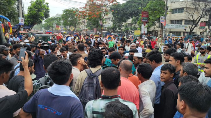 পুলিশের লাঠিচার্জের পর ফের সড়ক অবরোধ ইউআইইউর শিক্ষার্থীদের পুলিশের লাঠিচার্জের পর ফের সড়ক অবরোধ ইউআইইউর শিক্ষার্থীদের