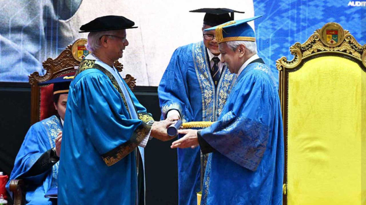 প্রধান উপদেষ্টাকে সম্মানসূচক ডক্টরেট ডিগ্রি দিলো ইউকেএম প্রধান উপদেষ্টাকে সম্মানসূচক ডক্টরেট ডিগ্রি দিলো ইউকেএম