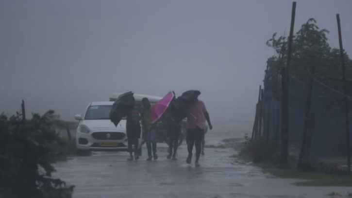 ঘূর্ণিঝড় দানায় বিপর্যস্ত ওড়িশা : বিভিন্ন এলাকায় তাণ্ডবের খবর ঘূর্ণিঝড় দানায় বিপর্যস্ত ওড়িশা : বিভিন্ন এলাকায় তাণ্ডবের খবর
