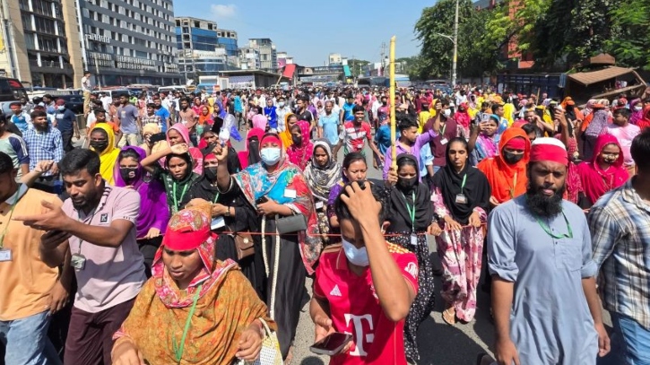উত্তরায় সড়কের অবস্থান ছাড়লেন শ্রমিকরা: যান চলাচল স্বাভাবিক