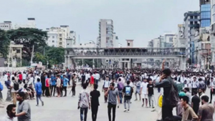 উত্তরায় শিক্ষার্থীদের সঙ্গে পুলিশের সংঘর্ষ, নিহত ৪ উত্তরায় শিক্ষার্থীদের সঙ্গে পুলিশের সংঘর্ষ, নিহত ৪