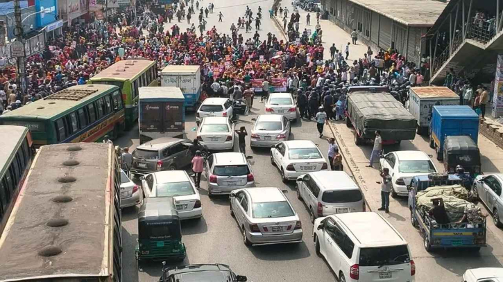উত্তরায় পোশাক শ্রমিকদের সড়ক অবরোধ: স্থবির রাস্তাঘাট