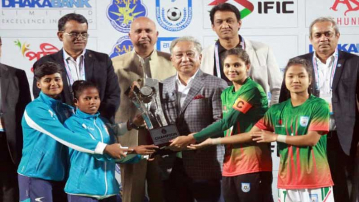 নাটকীয়তার পর যৌথ চ্যাম্পিয়ন ভারত-বাংলাদেশ নাটকীয়তার পর যৌথ চ্যাম্পিয়ন ভারত-বাংলাদেশ
