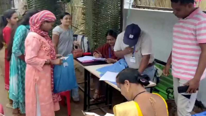 ছত্তিসগড়ে ভোটকেন্দ্রে বোমা বিস্ফোরণ ছত্তিসগড়ে ভোটকেন্দ্রে বোমা বিস্ফোরণ