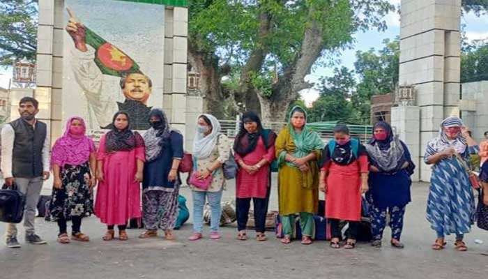 ভারতে পাচার হওয়া ১২ নারী দেশে ফিরলেন ভারতে পাচার হওয়া ১২ নারী দেশে ফিরলেন